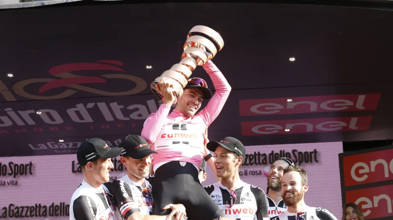 Tom Dumoulin na ramenou svých domestiků