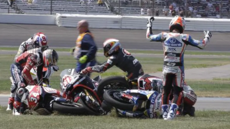 Hromadný pád při GP Indianapolis