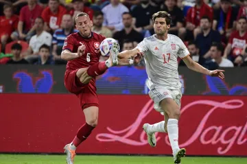 Vladimír Coufal v souboji s Marcosem Alonsem ze Španělska