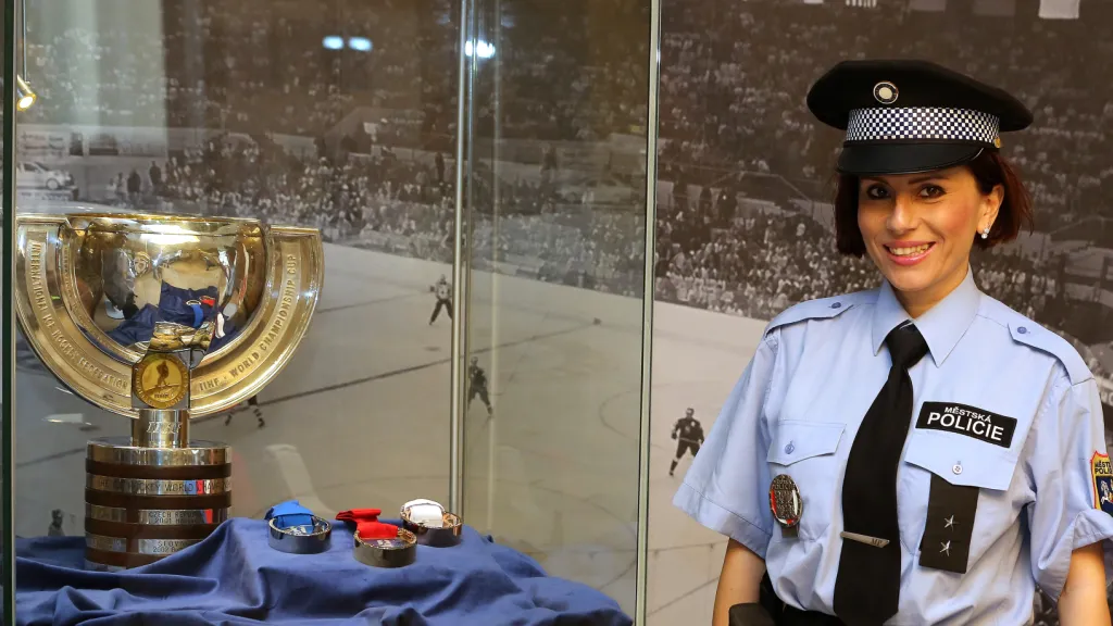 Vystavený pohár a medaile pro mistrovství světa v hokeji 2015