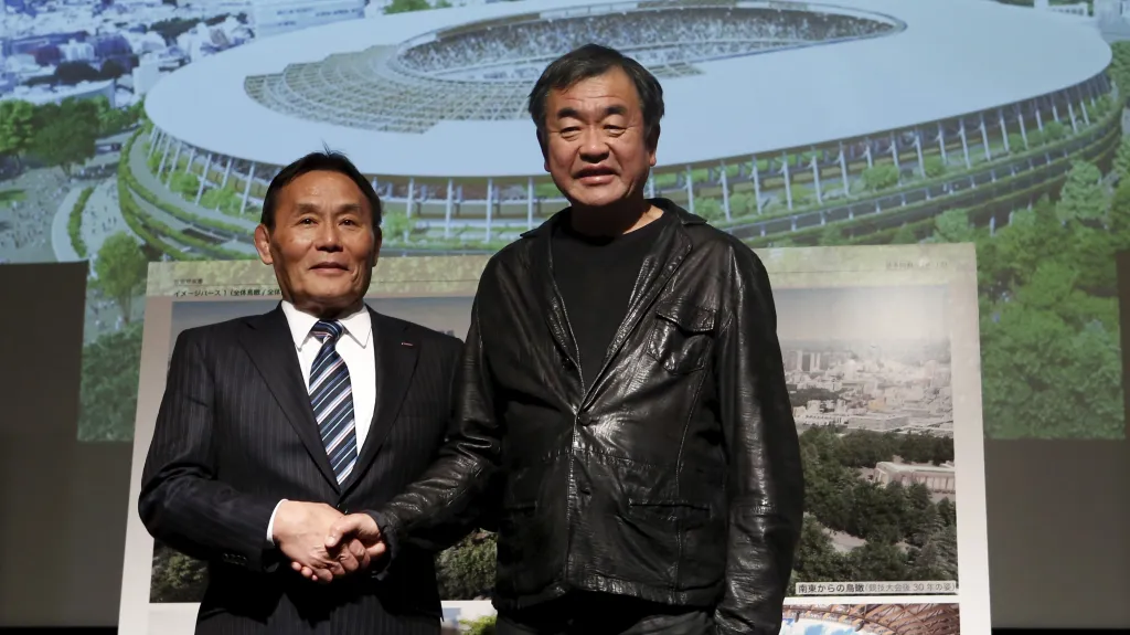 Prezident japonské sportovní rady Kazumi Ogiaši s architektem Kengem Kumou