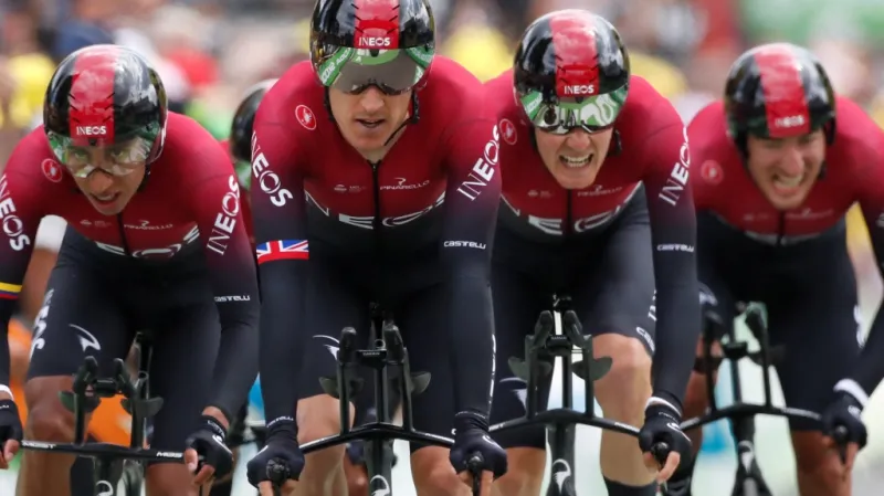 Tým Ineos v cíli časovky