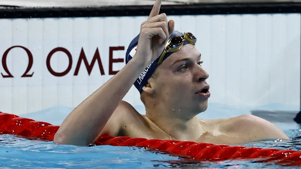 Francouzský plavec Léon Marchand se raduje z vítězství