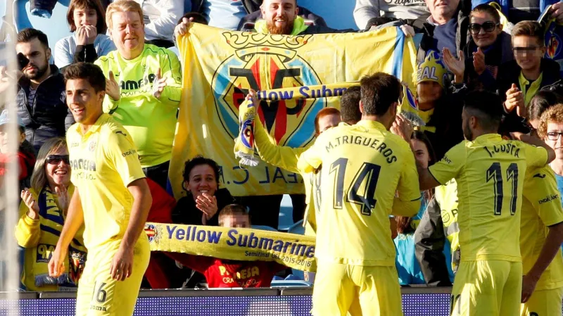 Fotbalisté Villarrealu slaví vítězný gól ve Vigu