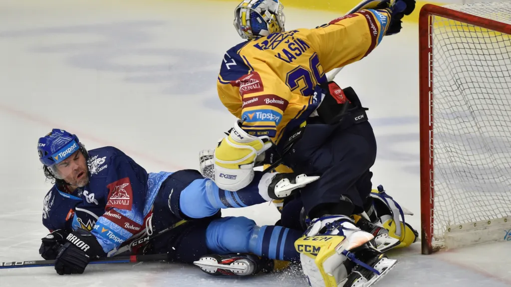 Kladenský lídr Jaromír Jágr ve srážce s gólmanem Zlína Liborem Kašíkem