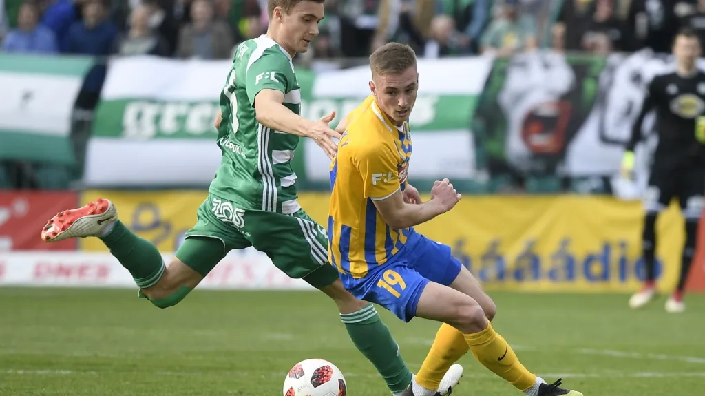 Vladislav Ljovin z Bohemians a Jakub Janetzký z Opavy