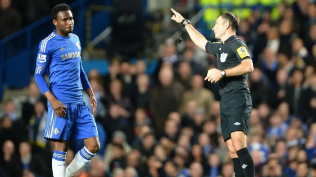 Sudí Mark Clattenburg a Obi Mikel z Chelsea