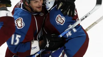 Hráči Avalanche se radují po vítězném zápase