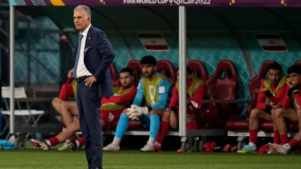 Trenér Íránu Carlos Queiroz během zápasu s Anglií