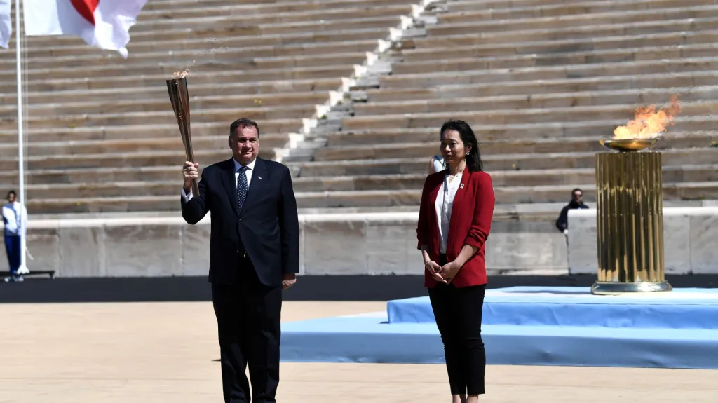 Převzetí olympijské pochodně v Aténách proběhlo bez velké pompy