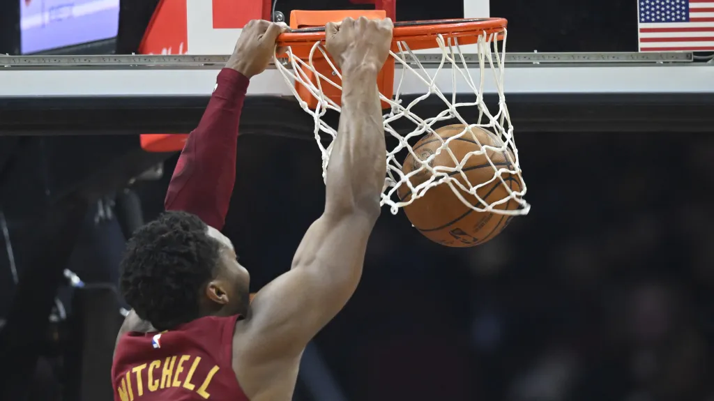 Donovan Mitchell z Clevelandu smečuje do koše v utkání NBA