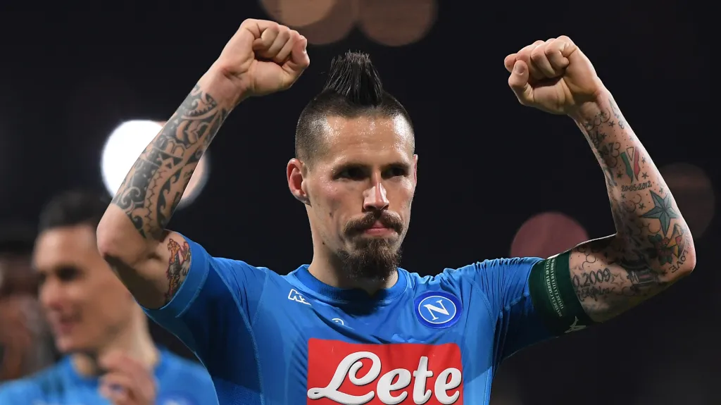 Marek Hamšík z Neapole slaví vítězství v Cagliari
