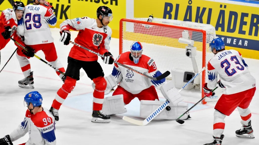 Brankář Pavel Francouz čelí šanci Rakušanů