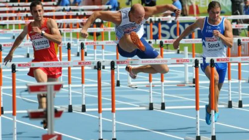 Český překážkář Petr Svoboda (uprostřed) v rozběhu na ME