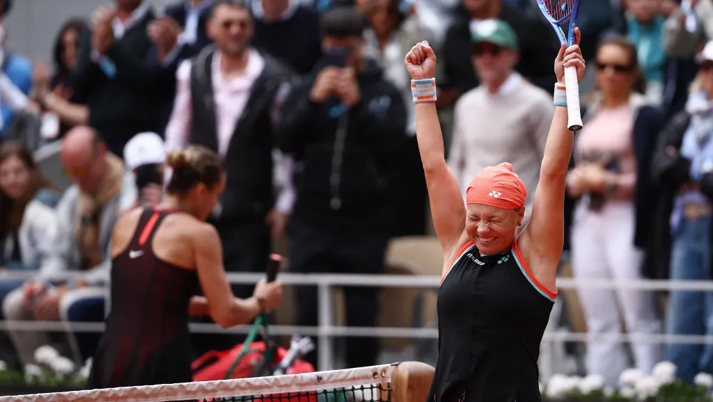 Diana Šnajderová se raduje z vítězství nad Arynou Sabalenkovou