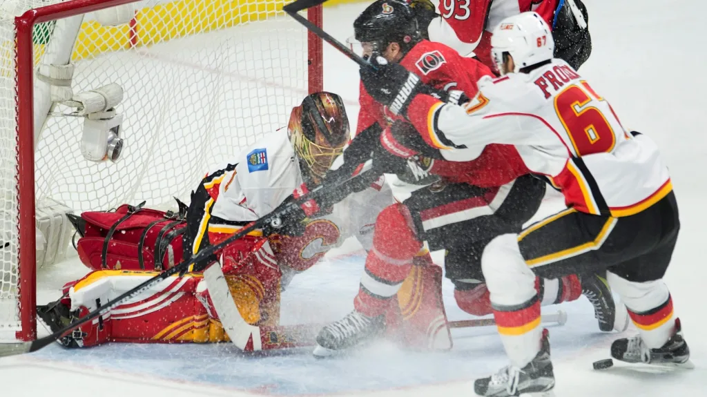 Michael Frolík z Calgary (vpravo) v utkání s Ottawou