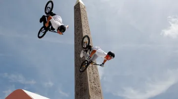 Jezdci BMX na náměstí Svornosti