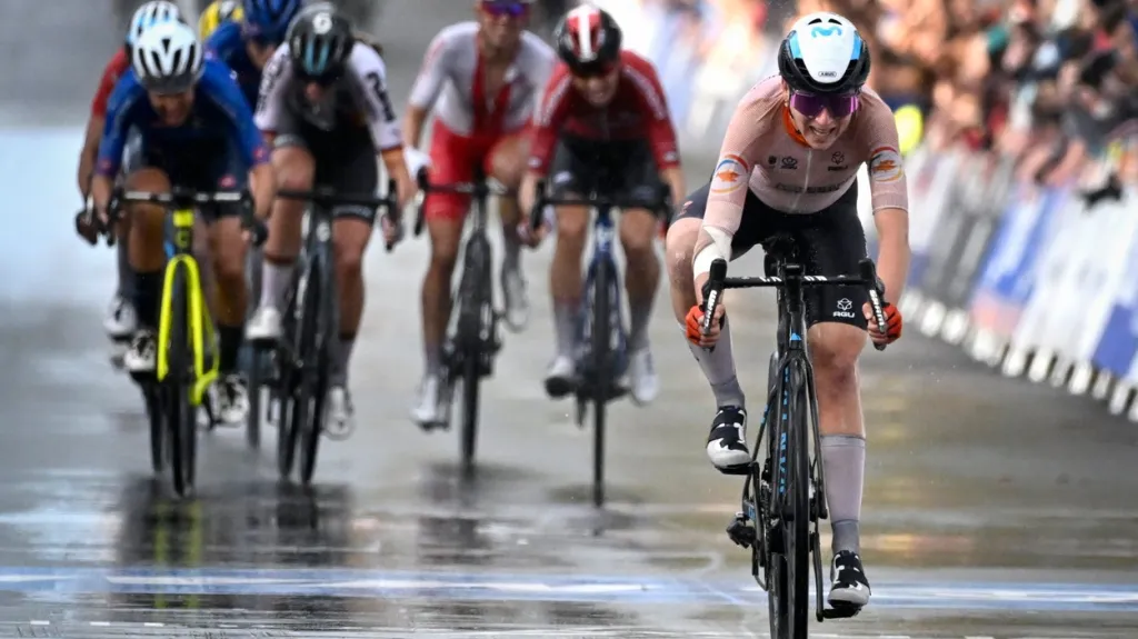 Cyklistka Annemiek van Vleutenová při zisku zlata z MS