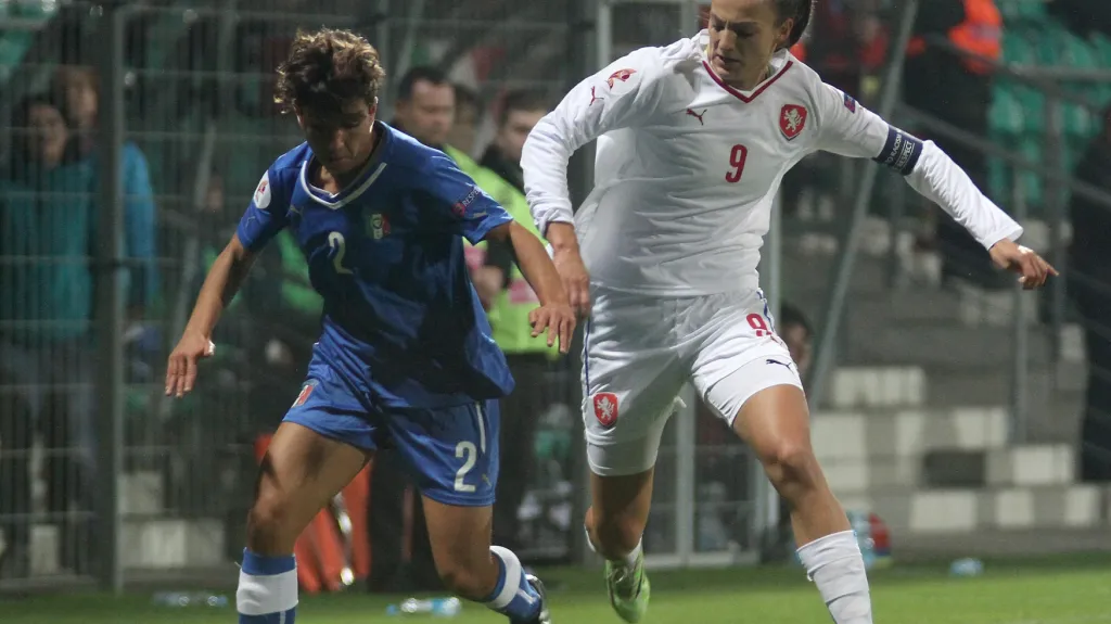 Česká reprezentantka Lucie Voňková (vpravo) v utkání s Itálií