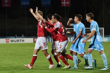 Dán Rasmus Höjlund (vlevo) oslavuje se spoluhráči gól v San Marinu