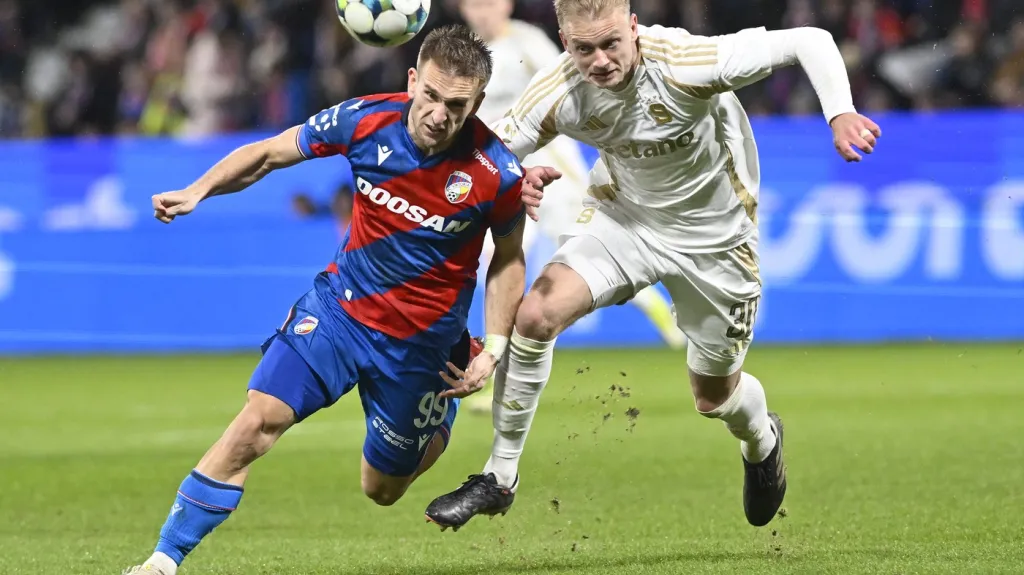 Jaroslav Zelený (vpravo) stíhá Amara Memiče