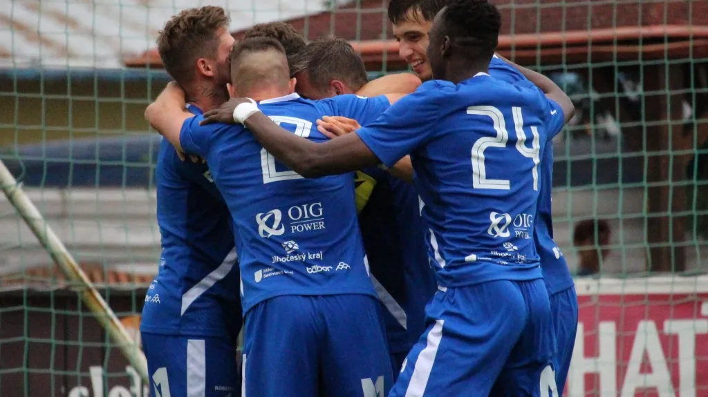 Fotbalisté Táborska se radují z gólu