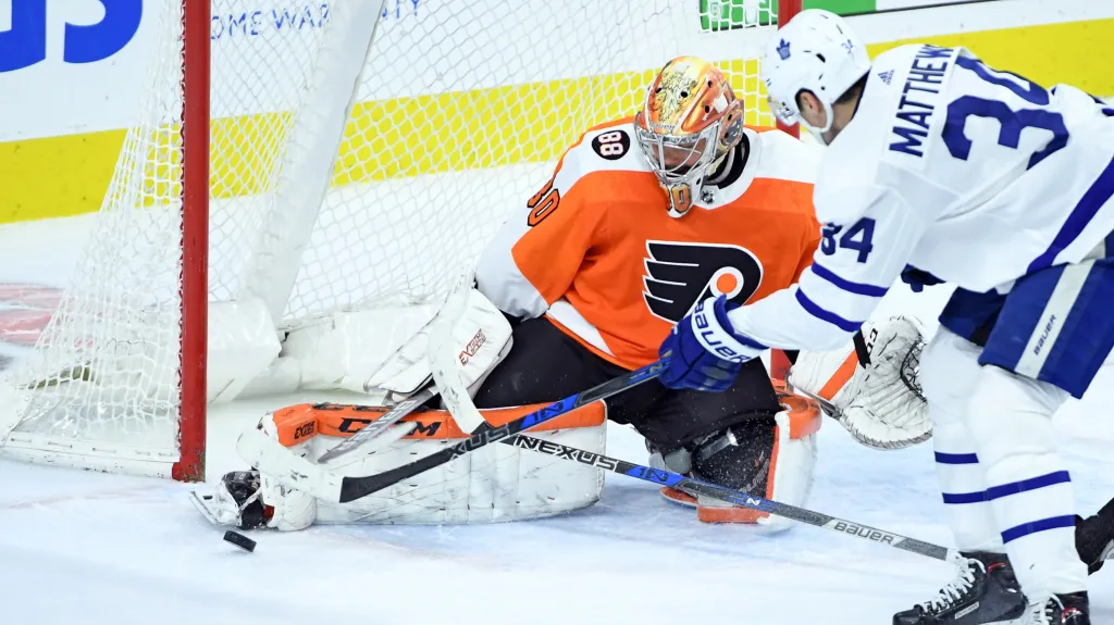 Brankář Michal Neuvirth z Philadelphie chytá šanci Austina Matthewse z Toronta