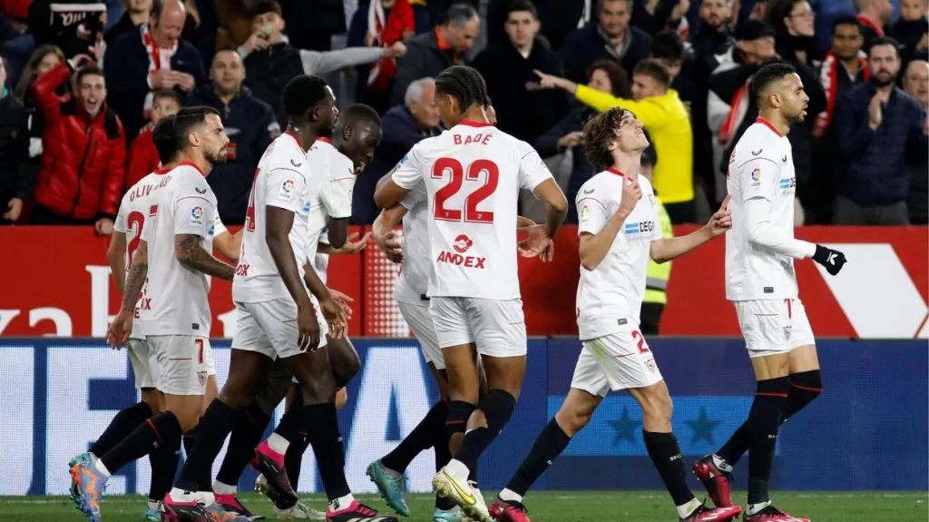 Radost hráčů a fanoušků FC Sevilla po vstřelené brance