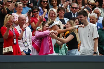 Markéta Vondroušová v objetí s nejbližšími po vítězství ve Wimbledonu