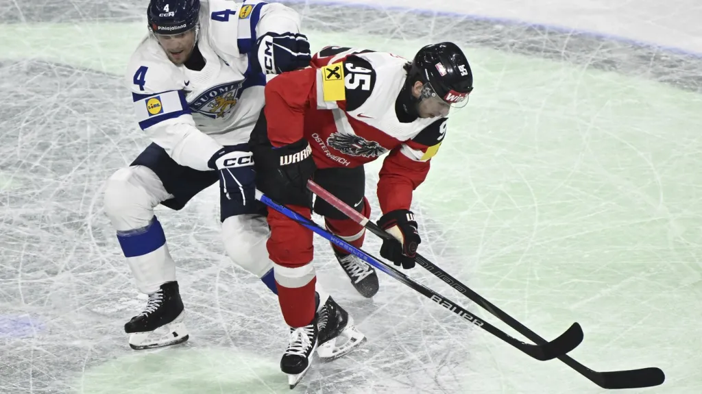 Souboj o puk v utkání mezi Finskem a Rakouskem