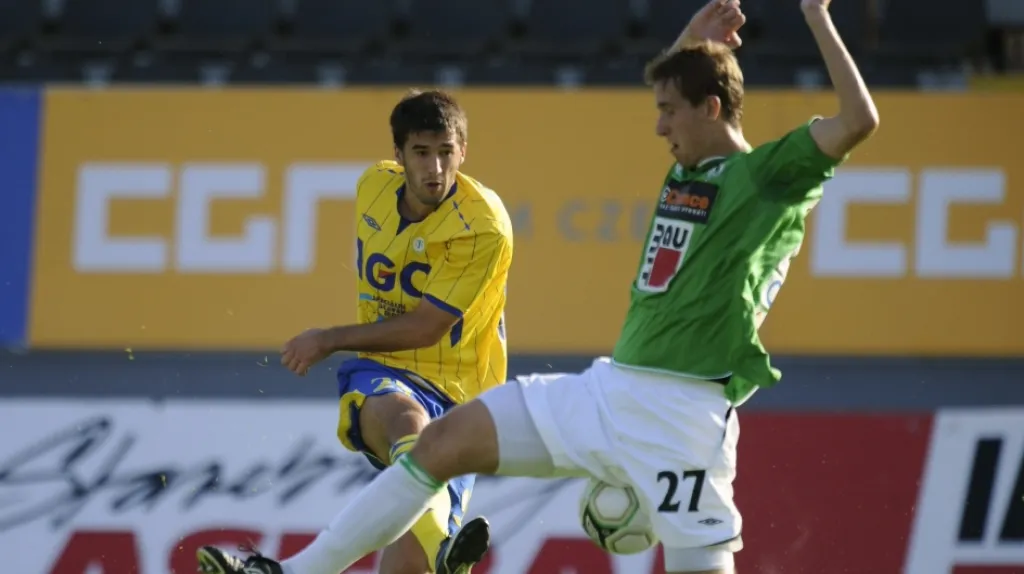 Tomáš Huber (vpravo) v dresu Jablonce je jedním z podezřelých českých hráčů