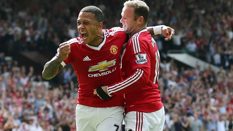 Memphis Depay (vlevo) slaví s Waynem Rooneyem vstřelenou branku Manchesteru United