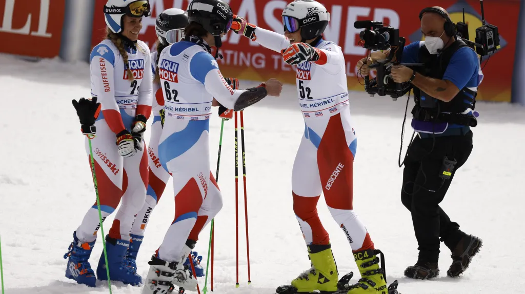 Švýcarské družstvo se raduje z vítězství na SP v v Courchevelu