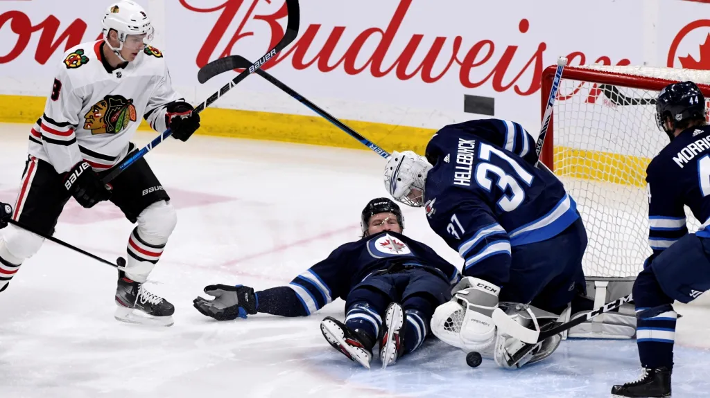 Dominik Kubalík z Chicaga (vlevo) v utkání proti Winnipegu