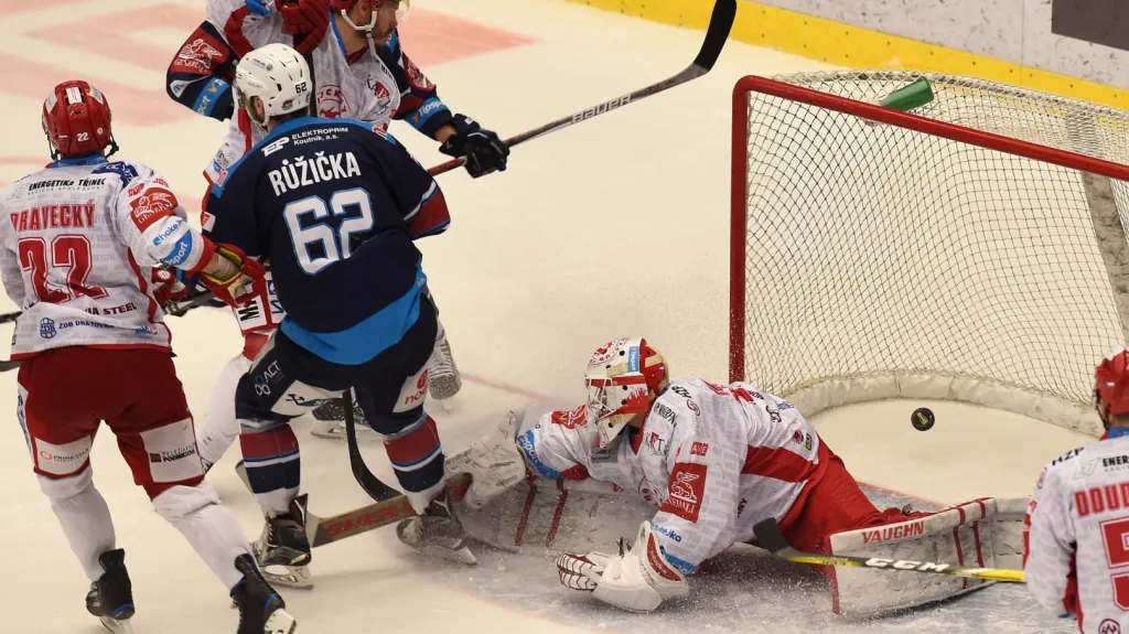 Vladimír Růžička střílí vítězný gól do sítě Třince
