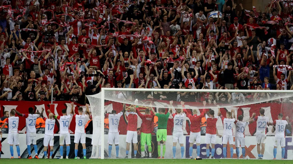 Fotbalisté Slavie se radují z výhry v Evropské lize