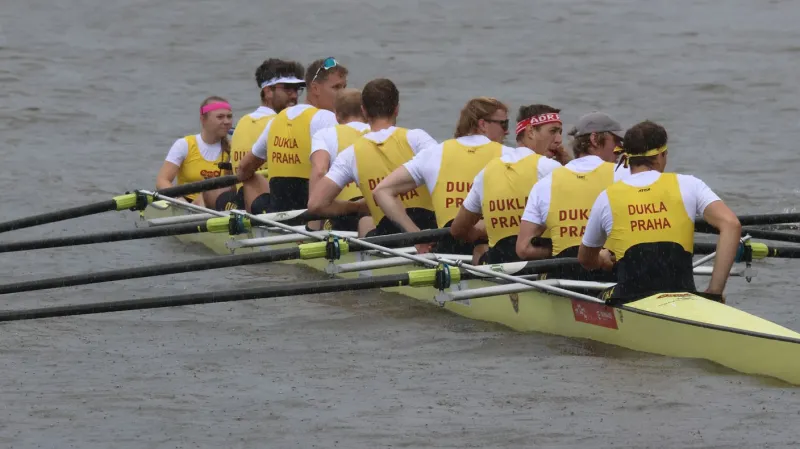 Veslařské Primátorky ovládla favorizovaná osma pražské Dukly
