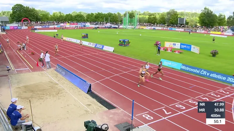 Těsná koncovka závodu na 400 metrů žen