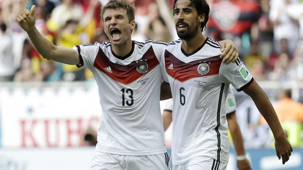 Thomas Müller (vlevo) a Sami Khedira oslavují čtvrtý gól v síti Portugalců