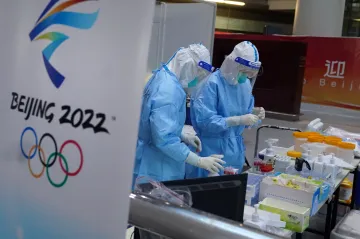 Testování na covid-19 přímo na pekingském letišti