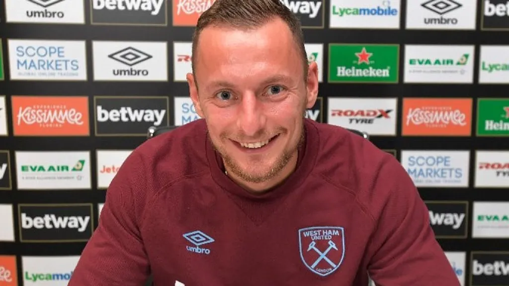 Vladimír Coufal při podpisu kontraktu s West Hamem