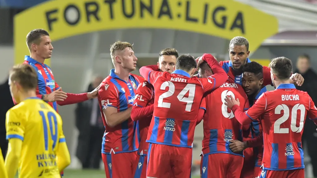 Fotbalisté Plzně se radují z gólu v síti Teplic