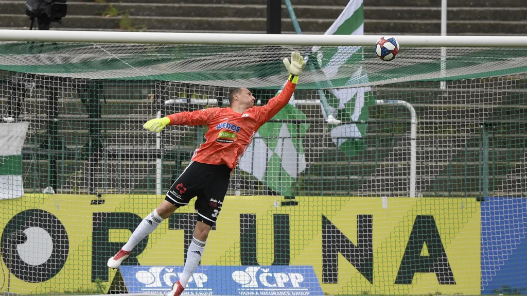 Jaroslav Drobný z Českých Budějovic inkasuje gól od Tilla Schumachera