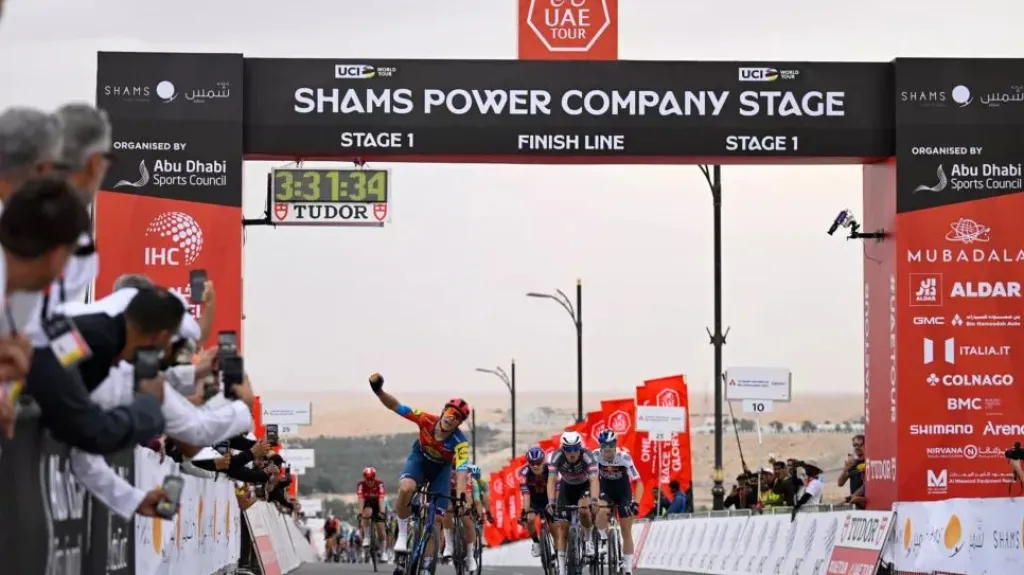 Jonathan Milan vítězí v 1. etapě závodu Kolem SAE