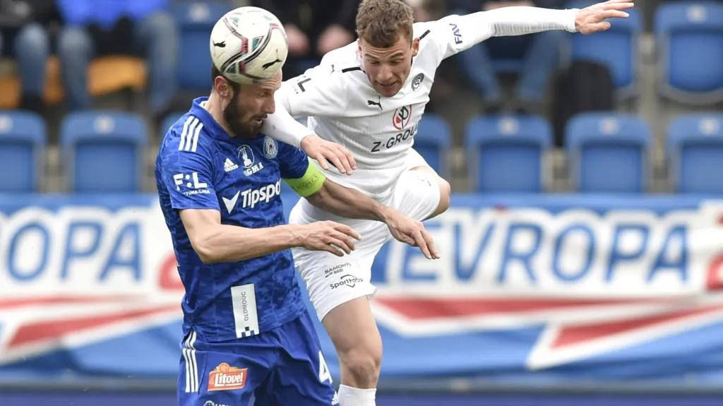 Roman Hubník z Olomouce (vlevo) v souboji s Ondřejem Šašinkou ze Slovácka