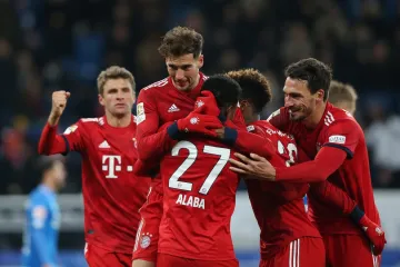 Hráči Bayernu se radují z trefy Goretzky