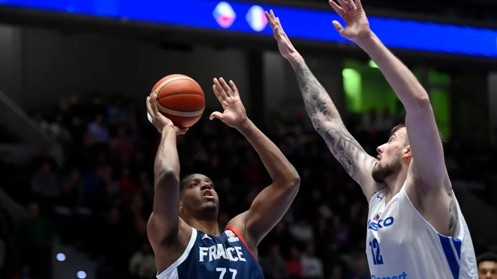 Ondřej Balvín brání v utkání proti Francii