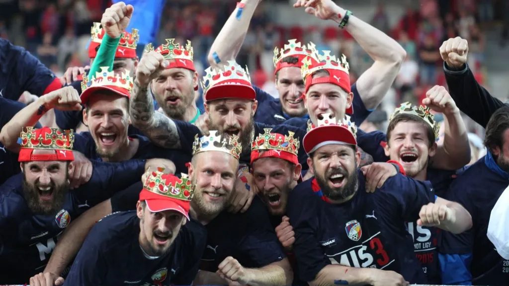 Plzeňští fotbalisté oslavují zisk mistrovského titulu