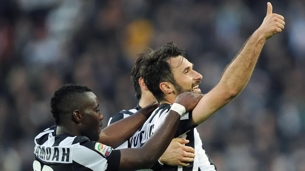 Fotbalisté Juventusu slaví Vučiničovu trefu