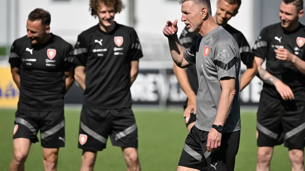 Jaroslav Šilhavý udílí pokyny českému týmu